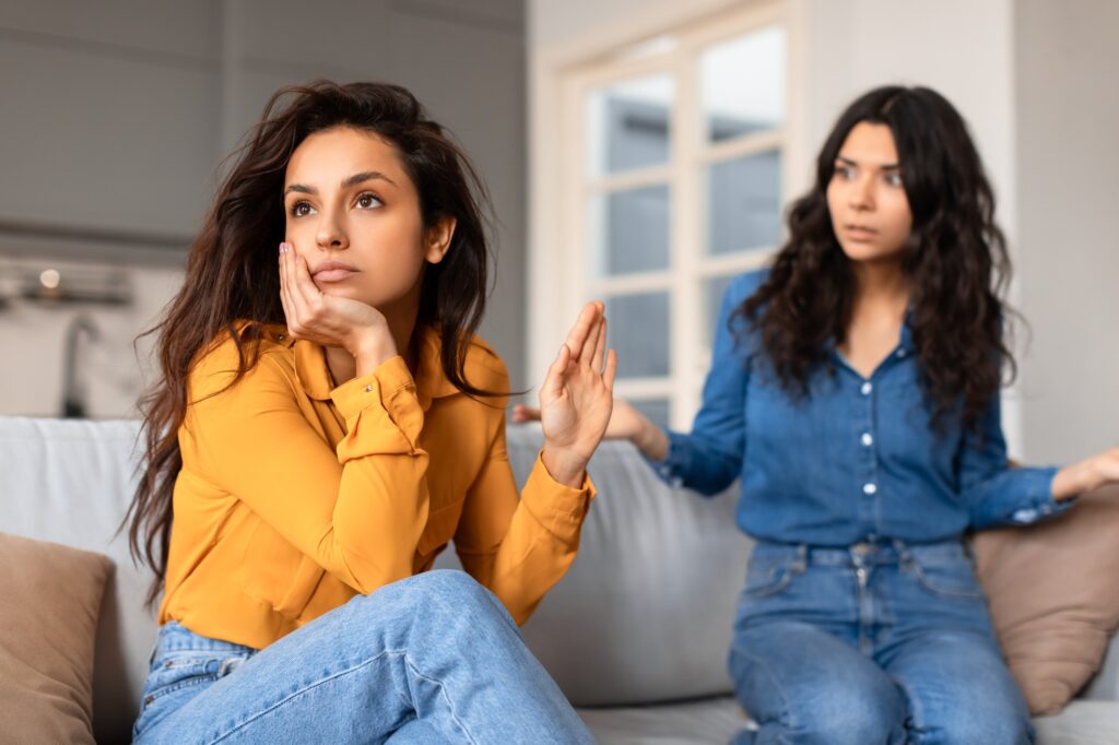 Contacter la maîtresse de son mari : bonne ou mauvaise solution ? Two women having a disagreement on a couch