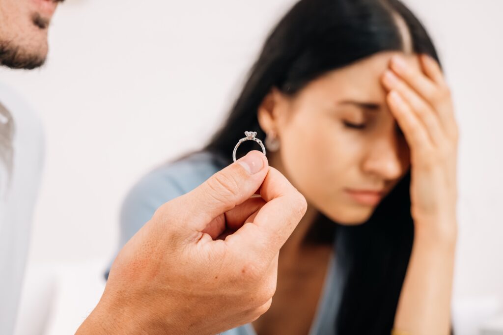 Quelle est la durée d’une relation extra conjugale ? Upset and unhappy couple with problems, Young couple having quarrel